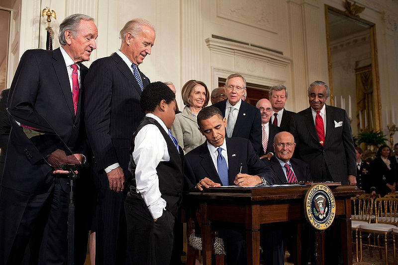 President Obama tekent op 23 maart 2010 de Patient Protection and Affordable Care Act (ACA), beter bekend als ‘Obamacare’