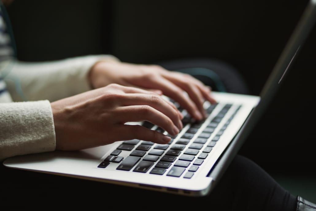 Vrouw schrijft op laptop