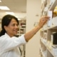 Apotheker neemt medicijn uit kast