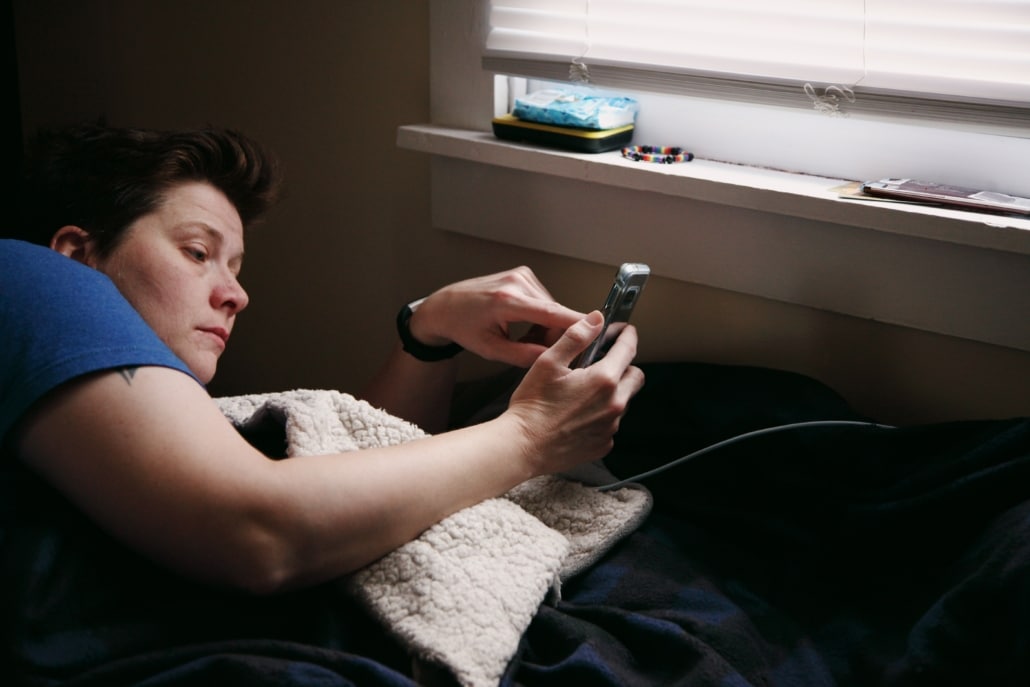 Vrouw checkt haar gsm