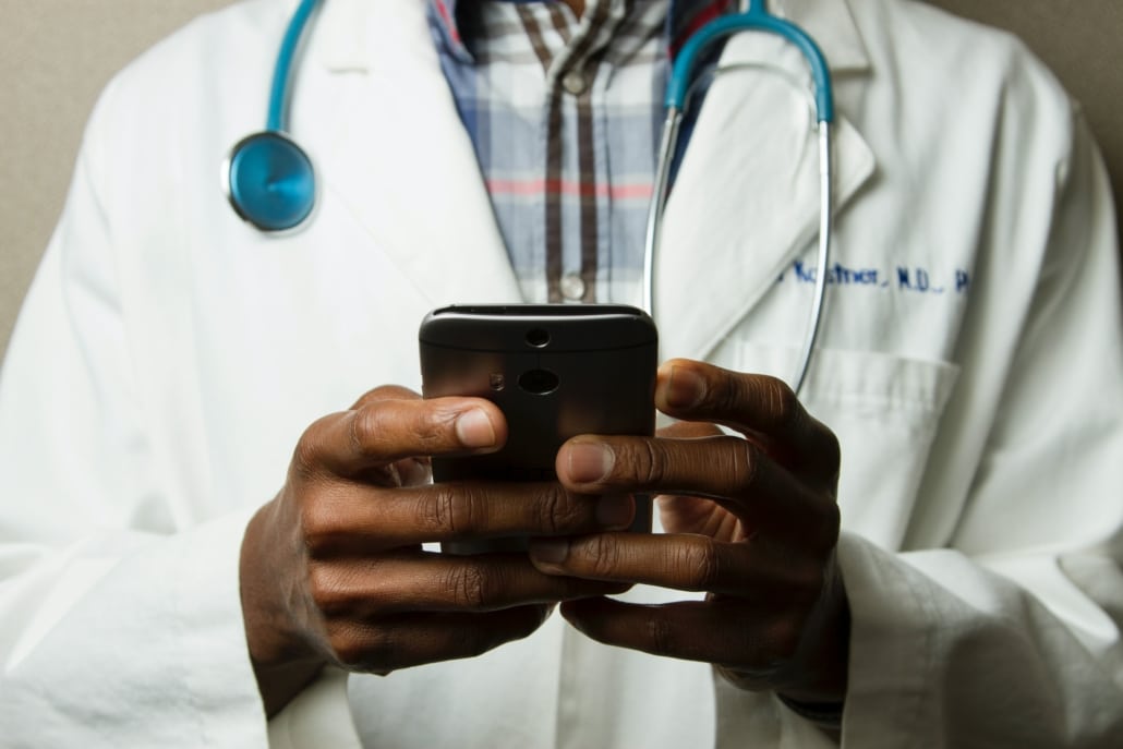 Dokter kijkt naar gsm