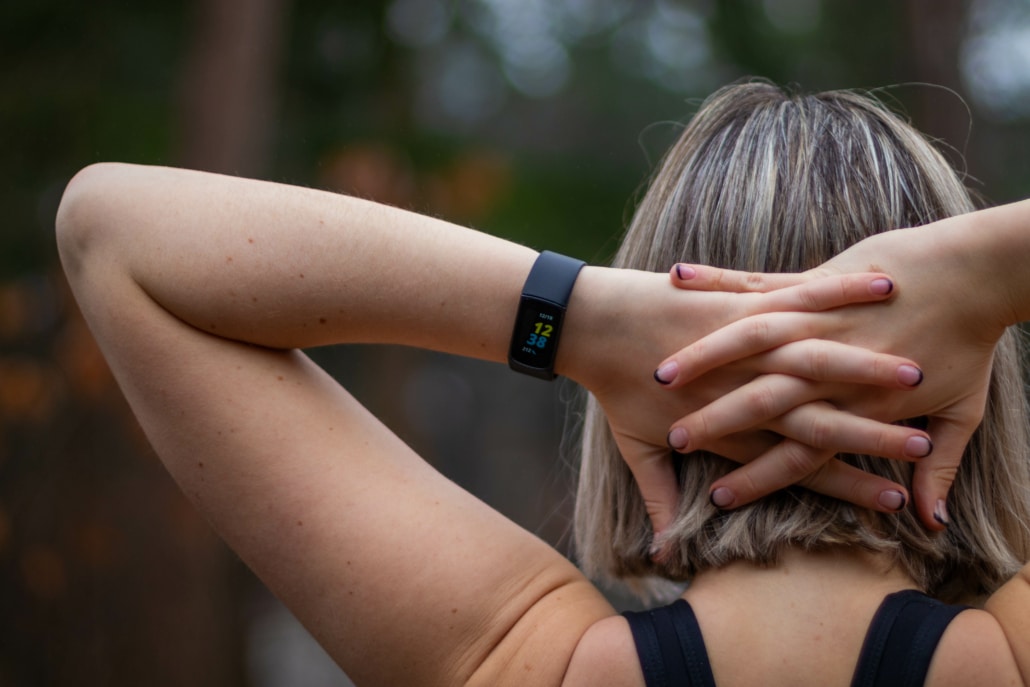 Persoon draagt fitbit charge 5